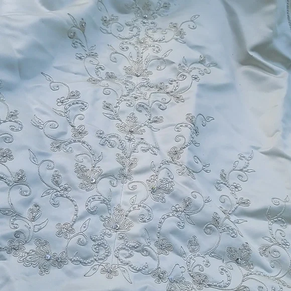 SIGNATURE sz 12 Wedding gown with train BEADED - Picture 6 of 8